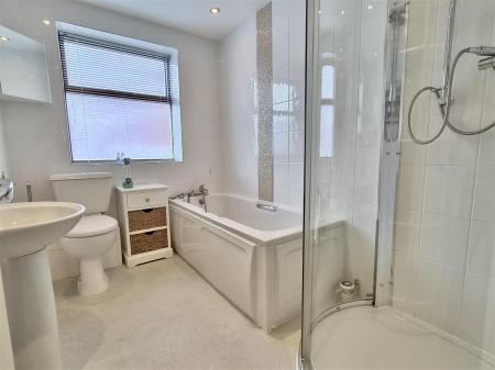 BATHROOM/WC