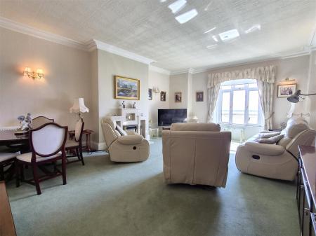 LOUNGE WITH DINING AREA