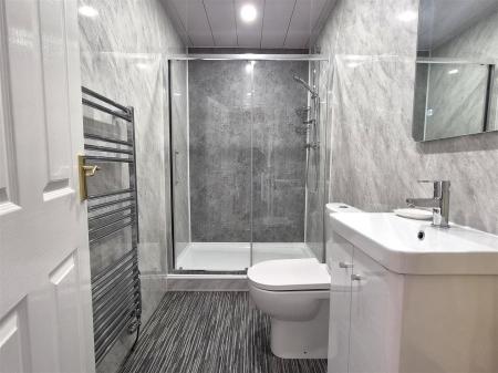 EN SUITE SHOWER ROOM/WC