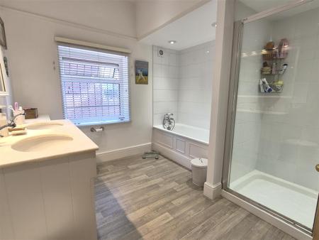 FAMILY BATHROOM/WC