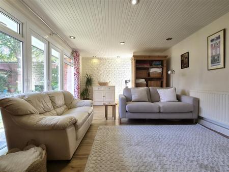 FAMILY LOUNGE
