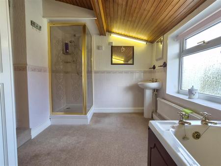BATHROOOM/WC