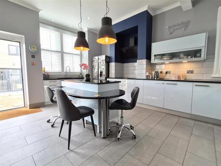 BREAKFAST-KITCHEN