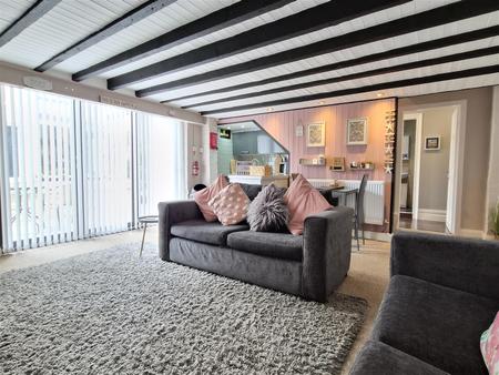 LOUNGE/KITCHEN