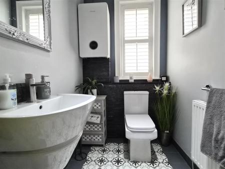 CLOAK ROOM/WC