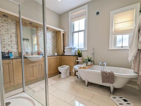BATHROOM/WC