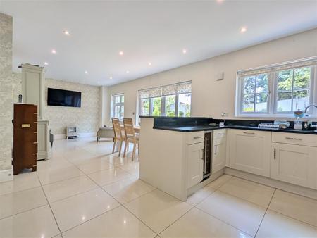 LIVING/DINING AREA