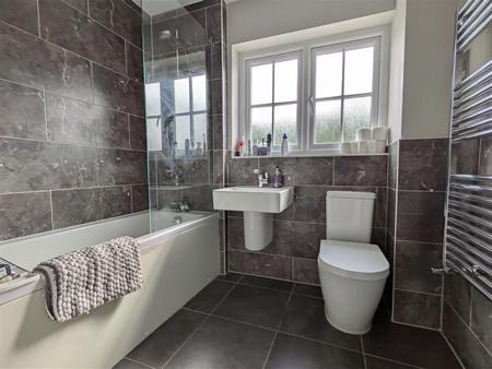 BATHROOM/WC