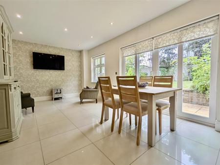 LIVING/DINING AREA