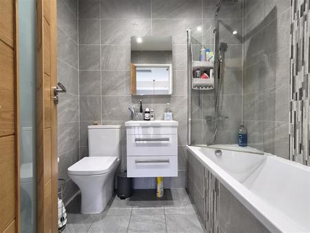 BATHROOM/WC