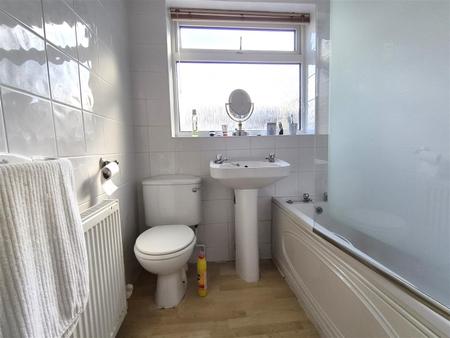 BATHROOM/WC