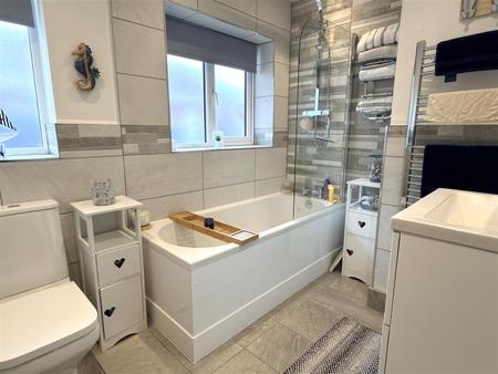 BATHROOM/WC