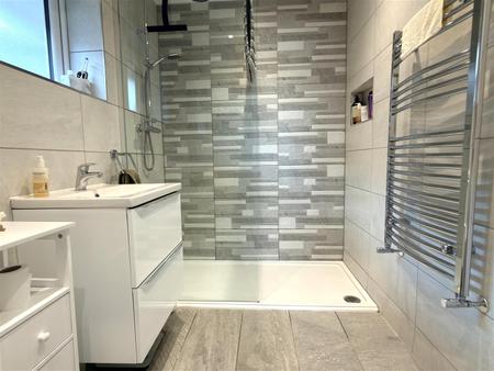 EN SUITE SHOWER ROOM/WC