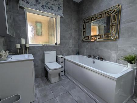 BATHROOM/WC