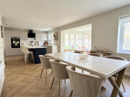 OPEN PLAN LIVING/DINING KITCHEN