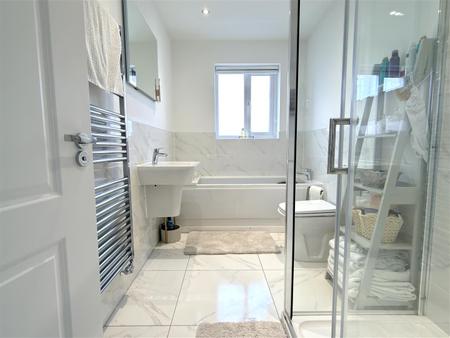 BATHROOM/WC