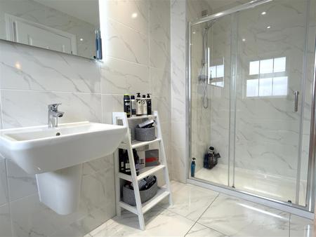 EN SUITE SHOWER/WC
