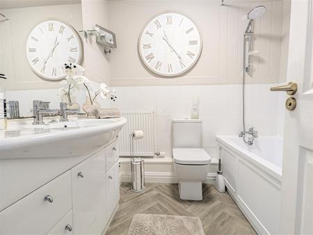 BATHROOM/WC