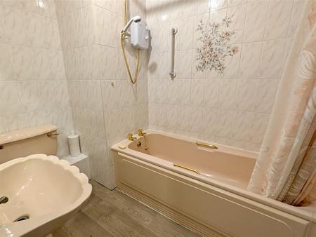 BATHROOM/WC