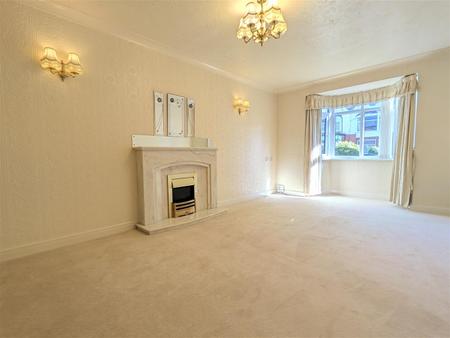 LOUNGE WITH DINING AREA
