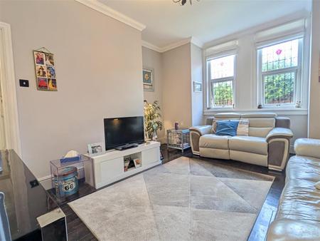 LOUNGE WITH DINING AREA