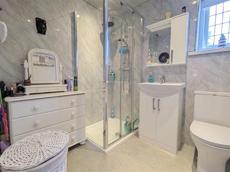 EN SUITE SHOWER ROOM/WC