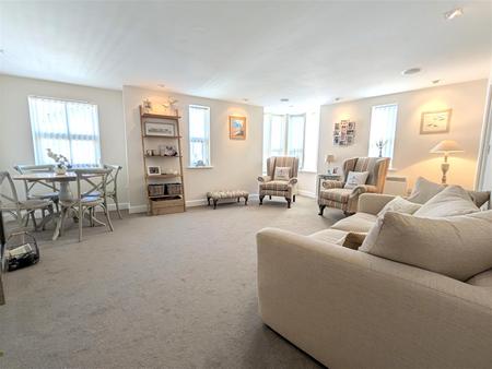 LOUNGE WITH DINING AREA
