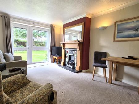 LOUNGE WITH DINING AREA