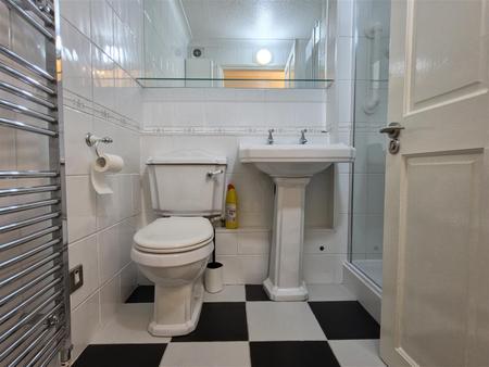SHOWER ROOM/WC