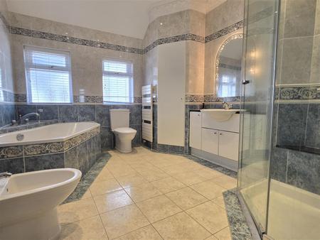 PRINCIPAL BATHROOM/WC