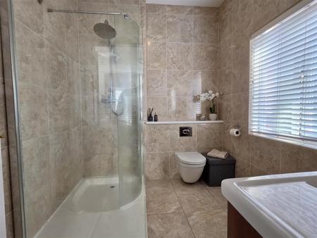 EN SUITE SHOWER ROOM/WC