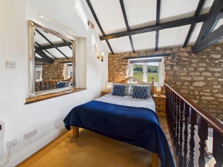 Axe Edge Cottage - Galleried Bedroom