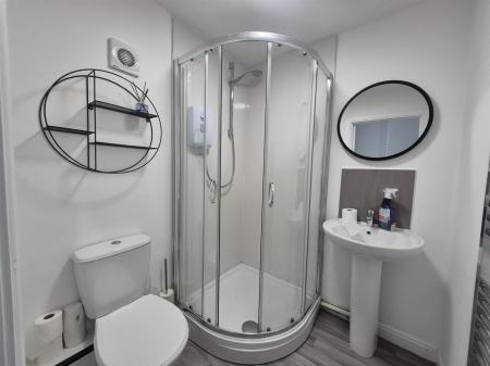 Front Bedroom En Suite.jpeg