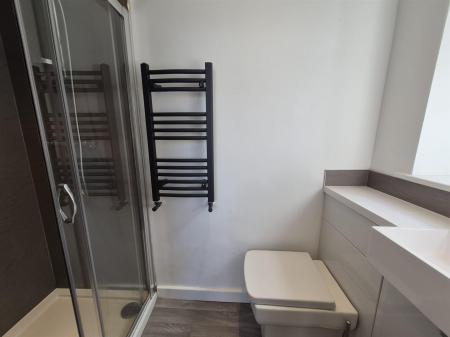 Rear Bedroom En Suite.jpeg