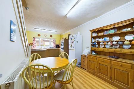 Kitchen / Dining Area