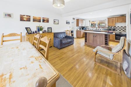 Kitchen / Dining Area