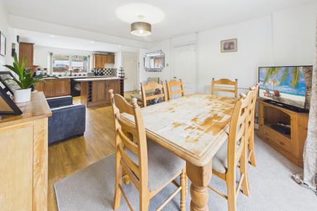 Kitchen / Dining Area