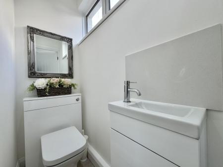 Guests Cloakroom / WC