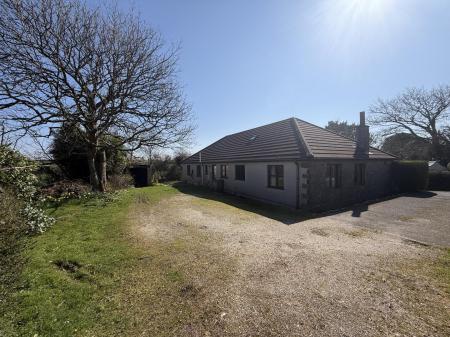 Drive and garage (Exterior)