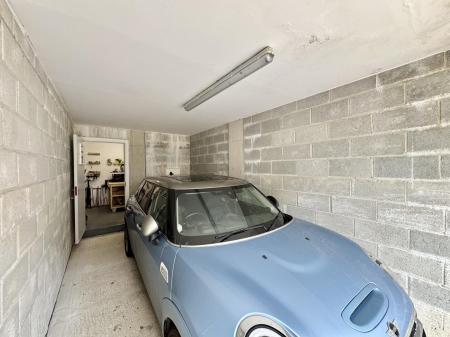 Garage / Carport