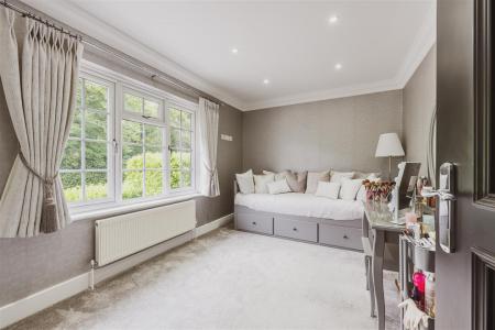 Guest Bedroom 1.jpg