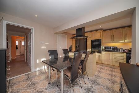 20-Moor-End-Close-kitchen diner.jpg