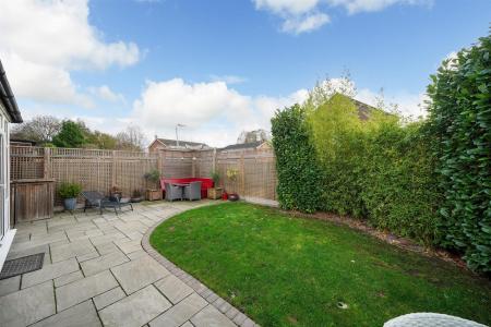 20-Moor-End-Close-garden c.jpg