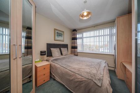 20-Moor-End-Close-bedroom b.jpg