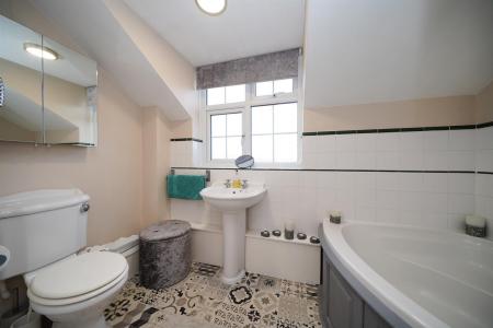 20-Moor-End-Close-bathroom.jpg