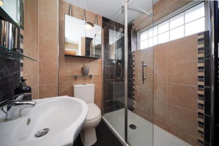 20-Moor-End-Close-fam bath.jpg
