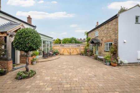 250826 - 1 Chuch Lane, Eaton Bray - 44.jpg