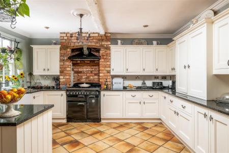 250826 - 1 Chuch Lane, Eaton Bray - 11.jpg