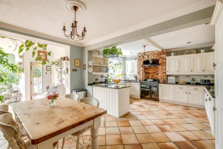 250826 - 1 Chuch Lane, Eaton Bray - 09.jpg