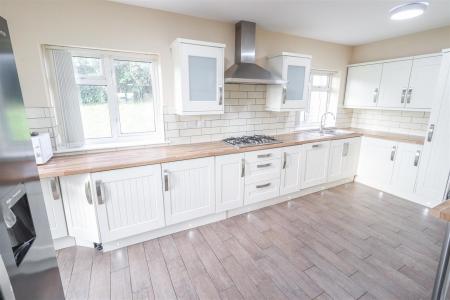21 Esher Drive-3.jpg